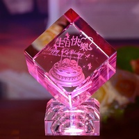 Cadeau d'anniversaire personnalisé en cristal gravé au laser 3D avec base lumineuse LED, design de gâteau d'anniversaire, parfait pour la célébration et la décoration