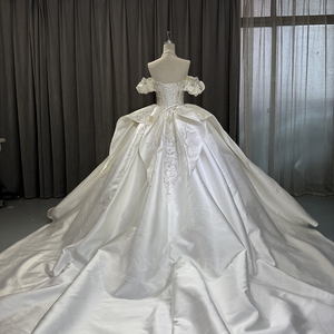 Vestido de Novia de Satén Color Marfil con Cola de Capilla, Moderno, Estilo Princesa, Escote Corazón, Hombros Descubiertos, Encaje Floral, Lentejuelas y Cristales, Modelo OY032 - Product Image 2