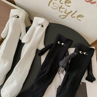 Chaussettes de couple magnétiques, chaussettes mi-mollet brodées avec des yeux 3D, chaussettes amusantes respirantes assorties pour les amoureux