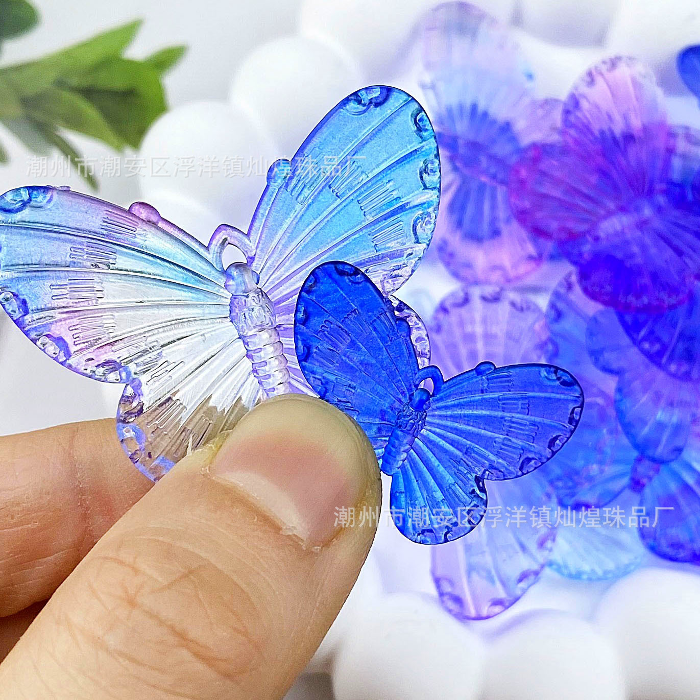 Mariposa degradada azul-púrpura intenso.