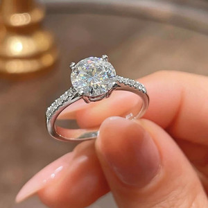 Anillo de Compromiso de Oro Blanco F1682 con Diamante Corte Brillante Redondo, Color G Natural, Joyería para Mujer - Product Image 1
