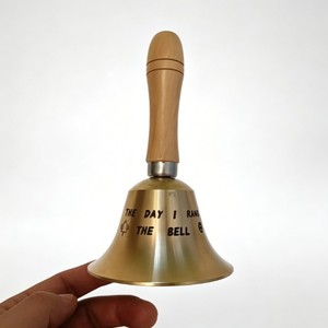 Cloche en laiton sur mesure avec gravure laser et poignée en bois pour cadeaux personnalisés - Product Image 4