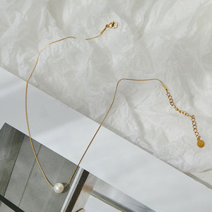 Collier avec pendentif en perle plaqué or 18 carats en acier inoxydable 316L résistant à l'eau et au ternissement avec logo personnalisé pour femmes - Product Image 4