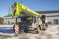 Grue de camion ZTC250V552-1C de 25 tonnes avec flèche télescopique de 41,3 m et bras de 49,5 m pour la construction, les infrastructures et le levage industriel