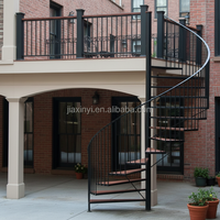 Escalier en spirale extérieur en fer avec marches en bois, design élégant Victoria pour jardin, patio ou terrasse