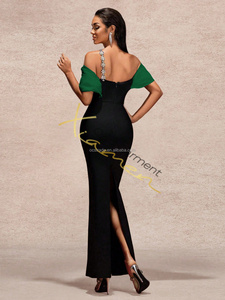 Abito da Sera Lungo Elegante Verde con Spalla Scoperta e Fascia Nera con Catena di Diamanti per Donna - Product Image 5