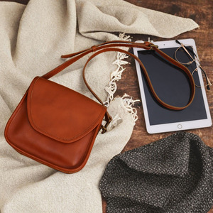 Sac bandoulière en cuir de vachette fait main, forme ovale, type couvercle, sac messager pour femme, marron, écologique, été 2024 - Product Image 2