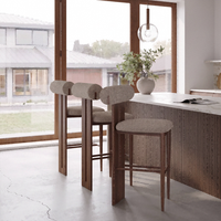 Tabouret de bar en bois massif de style rétro français avec configuration à pédale, sans accoudoirs, pour comptoir haut de restaurant ou bar