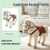 Cheval blanc noble avec selle, jouet en peluche pour les fans d'équitation et les garçons, idée cadeau amusante pour les jeux de rôle et les aventures