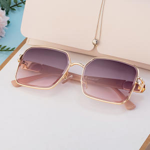 Nouvelles lunettes de soleil carrées pour femmes, protection UV400, verres en PC, monture dorée, lunettes de soleil tendance, transmission de classe 2 - Product Image 1