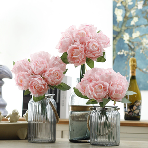 Decoración <span class=keywords><strong>de</strong></span> Mesa para el hogar, ramo <span class=keywords><strong>de</strong></span> flores <span class=keywords><strong>de</strong></span> seda Blanca <span class=keywords><strong>Rosa</strong></span> atado a mano para damas <span class=keywords><strong>de</strong></span> <span class=keywords><strong>honor</strong></span>, ramo <span class=keywords><strong>de</strong></span> flores rosas artificiales para decoración <span class=keywords><strong>de</strong></span> boda - Product Image 1