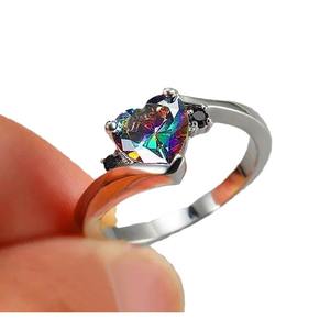 Anello Q496 con Cristallo a Cuore in Argento, Quarzo Arcobaleno con Incastonatura a Griffe, Regalo per Donne, Anelli con Gemme - Product Image 5