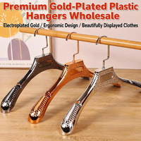 Vertragslieferung: Elegante Metallbeschichtete ABS-Kleiderbügel mit Goldüberzug und 360-Grad-Drehhaken im Rotteppich-Look