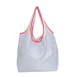 กระเป๋าช้อปปิ้งพับได้สีเทาเงินขนาดใหญ่ พร้อมขอบสีแดง เป็นมิตรกับสิ่งแวดล้อม เหมาะสำหรับใช้ในซูเปอร์มาร์เก็ต - Product Image 1