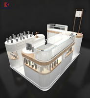 Kiosque de centre commercial incurvé effet marbre pour cosmétiques et parfums, avec poste de travail avec évier, cloison à lattes et enseigne de marque personnalisée pour la vente de produits de beauté