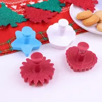 Grosir 4 Buah Set Perangko Pemotong Kue Natal Plunger Fondant Tekan Kue Biskuit Plastik Bintang Bunga