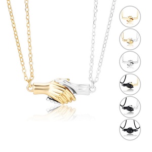 Collier <span class=keywords><strong>de</strong></span> <span class=keywords><strong>couple</strong></span> unique avec pendentif aimanté en forme <span class=keywords><strong>de</strong></span> paume, <span class=keywords><strong>pour</strong></span> femmes et hommes, avec chaînes en forme <span class=keywords><strong>de</strong></span> mains entrelacées, cadeaux <span class=keywords><strong>pour</strong></span> amoureux, Saint-Valentin - Product Image 1