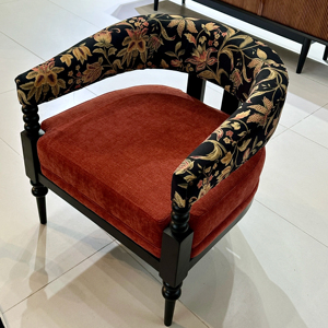 Fauteuil d'appoint en tissu floral vintage de haute qualité, fauteuil barillet à structure en bois noir massif pour salon et chambre à coucher - Product Image 1