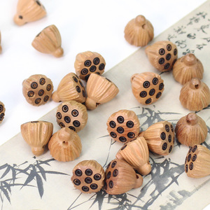 Colgante de madera de boj con forma de vaina de loto, 13x15mm, tallado en madera, para joyería o como amuleto para teléfono. - Product Image 2