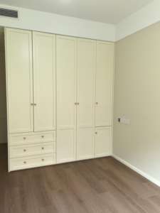 Armoire de style français ornée avec un design de placard en forme de L pour une grande chambre à coucher - Product Image 4