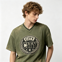 T-shirt Streetwear Dirty Spray avec Badge Urbain, Graphisme Vintage, Vert Olive Délavé, Coton Épais, Ourlet Effiloché pour Homme