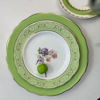 Ensembles de vaisselle de style anglais assiette de mariage de luxe blanc en porcelaine royale irrégulière 13 pouces assiettes de présentation pour mariage