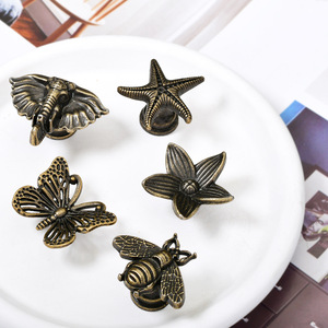 Tiradores y pomos para muebles de aleación de zinc con diseño novedoso, estilo europeo, bronce antiguo, con motivos de flor, abeja, estrella de mar y mariposa. - Product Image 2