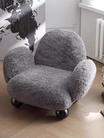 Fauteuil d'appoint arrondi en tissu bouclé gris clair à bas prix JP, avec pieds courts, pour salon