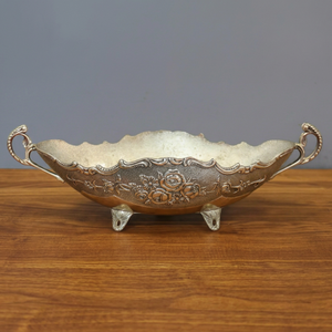 Cuenco vintage plateado con relieve floral y asas ornamentadas, plato central de metal antiguo, recipiente de mesa festoneado, doble. - Product Image 1