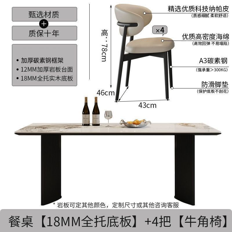 Cuatro sillas de cuerno en la mesa del comedor.