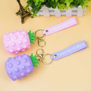 Vente en gros de porte-clés en silicone 3D en forme d'ananas, porte-clés kawaii, dessin animé, chaîne de décoration pour sac à dos - Product Image 3