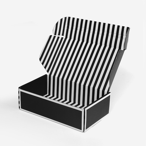 กล่องบรรจุภัณฑ์สีดำสำหรับขนส่ง ทำจากกระดาษลูกฟูก พิมพ์ลายทางด้านในแบบคลาสสิก พร้อมเทปฉีกพิมพ์ตัวอักษรยี่ห้อ  ใช้หมึกถั่วเหลือง แบบสั่งทำพิเศษ - Product Image 1