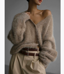 Dames Nieuwe Casual Stijl V-hals Cardigan Trui Met Knoopsluiting Logo Fuzzy Gebreide Losse Pasvorm - Product Image 1