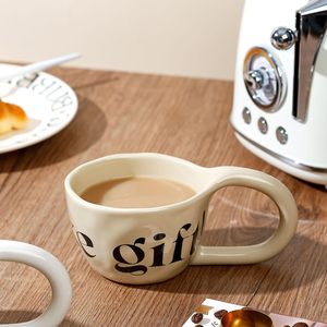 Tasses à boire en céramique élégantes avec inscription 'The Gift', design moderne, compatibles lave-vaisselle et micro-ondes, portables, pour la décoration intérieure - Product Image 6