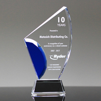 Trophée innovant en cristal bleu transparent avec design incliné pour les récompenses technologiques, créatives et d'entreprise