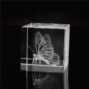 Personalizado grabado de mariposa de cristal pisapapeles 3D grabado con láser cubo de cristal para regalos de recuerdo