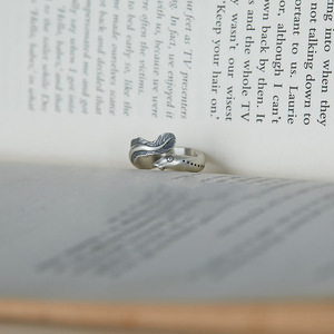 Nouvelle bague pour homme en cuivre écologique, style vintage vieilli, sculptée en forme d'<span class=keywords><strong>anguille</strong></span> à bouche ouverte, avec design de niche - Product Image 4