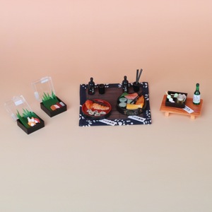 Accesorios de comida en miniatura para casa de muñecas, accesorios de escena con temática BJD, incluyendo una lonchera, un <span class=keywords><strong>mantel</strong></span> y un juego de platos para sushi - Product Image 1
