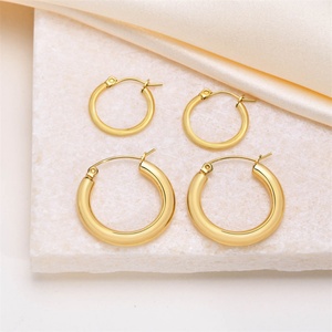 Fabricant de bijoux en gros : Boucles d'oreilles créoles 18 carats en acier inoxydable, personnalisées, délicates et massives - Product Image 3
