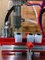 Machine de remplissage semi-automatique d'aérosols en acier inoxydable 3-en-1 : remplissage de liquides, sertissage et remplissage de gaz pour bombes aérosols