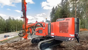 Foreuse hydraulique intelligente DX800R sur chenilles pour carrières d'or, roches dures, forage DTH, et mines de charbon - Product Image 2