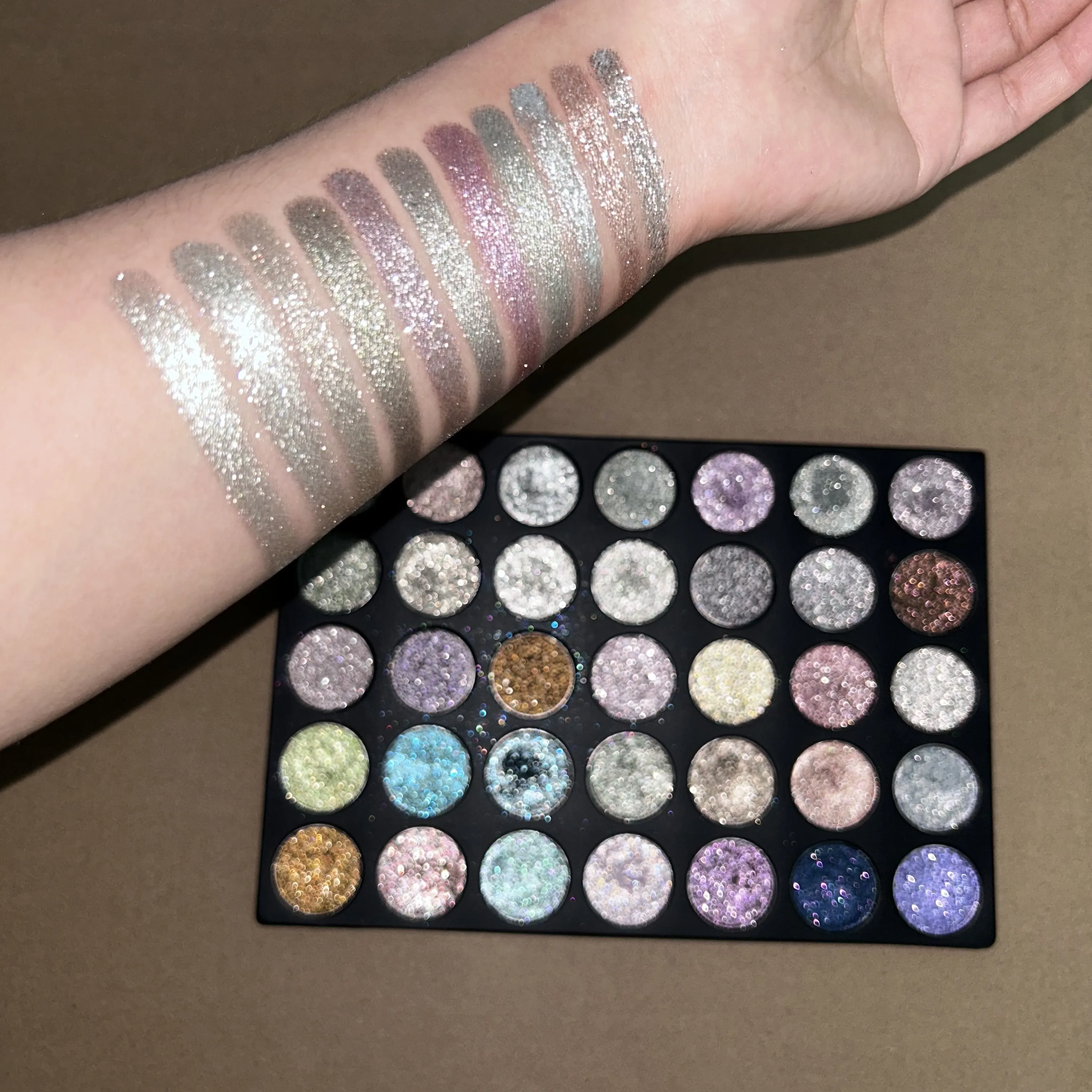 Eyeshadow vegan kustom palet eyeshadow berkilau metalik duochrome berkilau pigmen warna nude padat eyeshadow