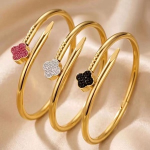 Bracelet transfrontalier avec fermoir trèfle serti de diamants, bracelet en acier inoxydable de luxe léger de style européen et américain - Product Image 1