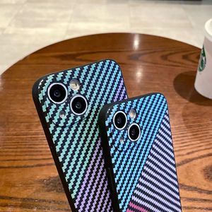 Funda suave con diseño de rayas de fibra de carbono en contraste de color, compatible con iPhone 15, cubierta completa a prueba de golpes. - Product Image 6