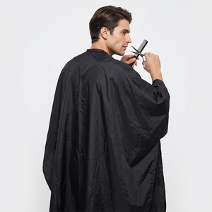 Capa de Barbero Clásica Negra Sólida Personalizada, Impermeable, con Cierre Ajustable en el Cuello, Capa Profesional para Peluquería y Corte de Cabello - Product Image 1