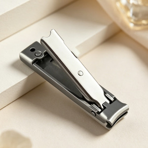 Cortauñas plegable mini portátil con diseño de bloqueo para evitar apertura accidental; herramienta de cuidado de uñas tipo llavero. - Product Image 1