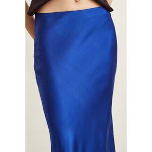 Elegante Falda Tubo de Satén Azul Marino con Corte en Biás, Cómoda para la Noche - Product Image 2