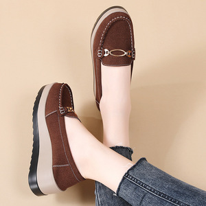 Nouvelles chaussures pour femmes de grande taille, style européen et américain, plateforme à semelle épaisse, faciles à enfiler, légères, élégantes, chaussures pour maman - Product Image 3