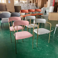 Hôtel nordique moderne luxe métal PU cuir rembourré chaise de salle à manger de luxe Table en marbre ensemble groupe pour 4 personnes