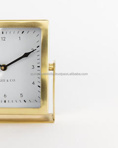 Horloge de table rectangulaire en fonte d'aluminium avec design moderne Aiguilles noires élégantes Parfait pour la décoration intérieure élégante Charme intemporel - Product Image 4